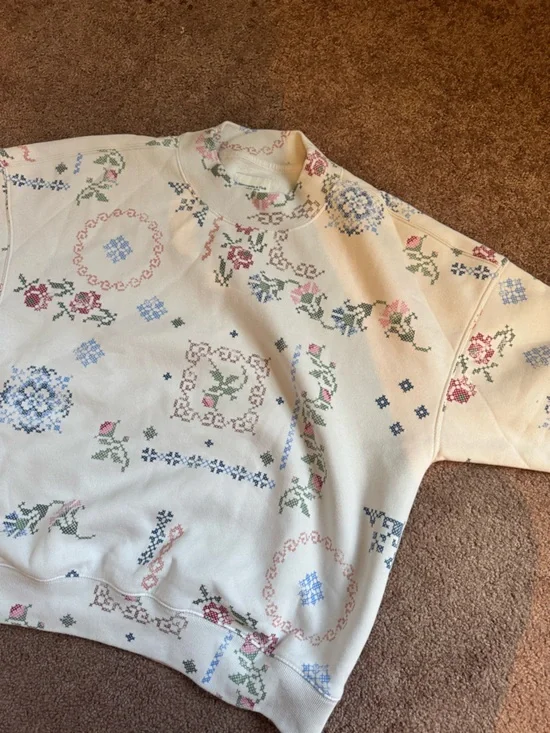 Women’s Abercrombie Cream Floral Cross-Stitch Print Sweatshirt - Picture 4 of 4